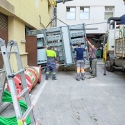 Técnicos de MOYA descargando el CGBT